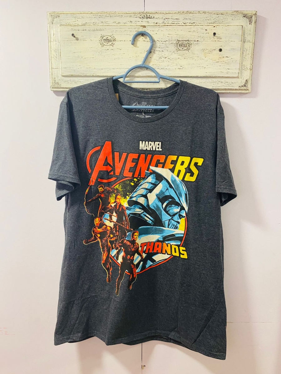 Polera Avengers para hombre color gris 